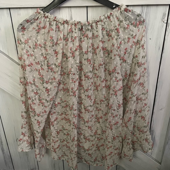 Beautiful blouse don’t like how it looks on me Barely used - Picture 1 of 2